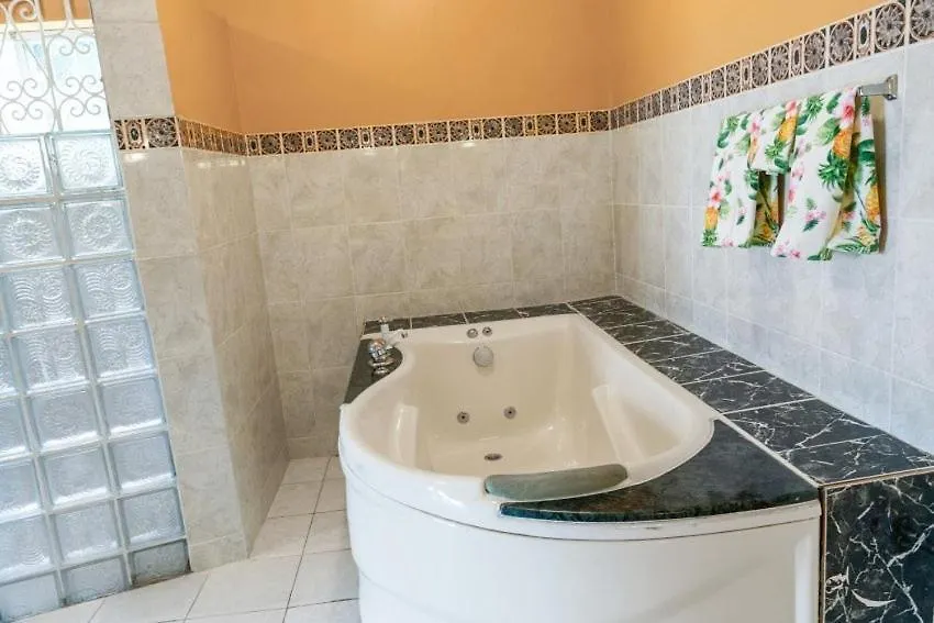 Yanceylargo Estate - Newly Renovated 7Br Beautiful Two-Story W Gorgeous Mountain View Villa Montego Bay Jamajka