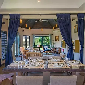  Villa Luxury Sleeps 6, Access,